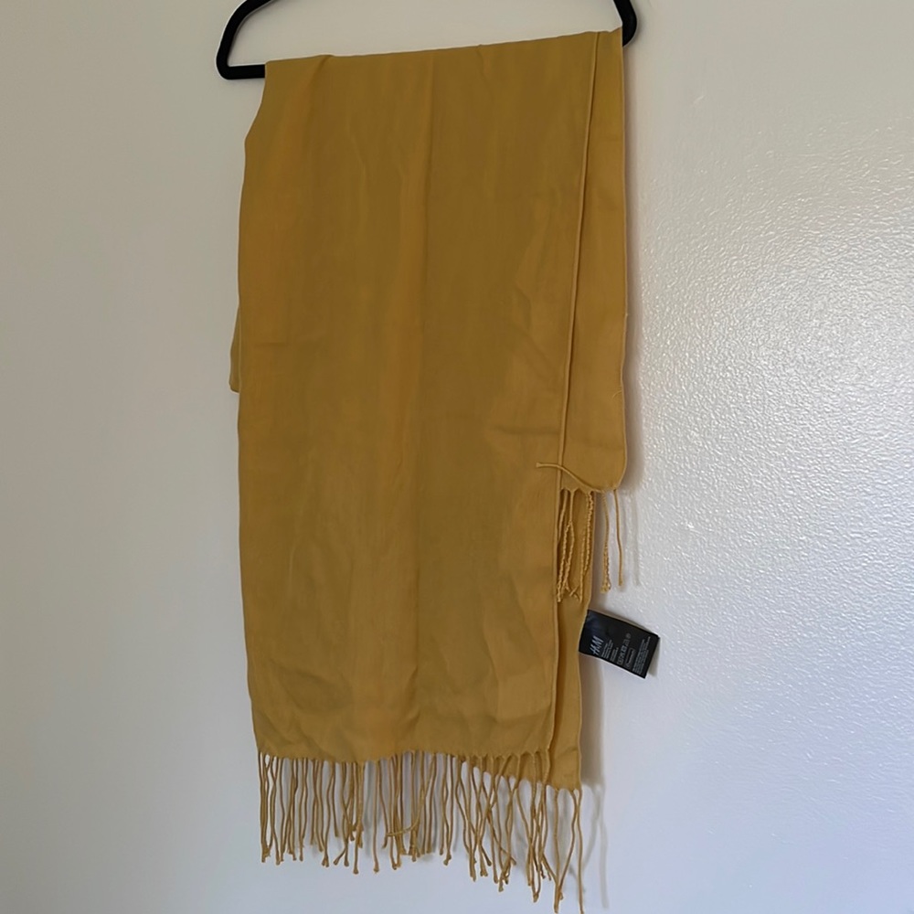 NEVER BEEN WORN yellow H&M scarf